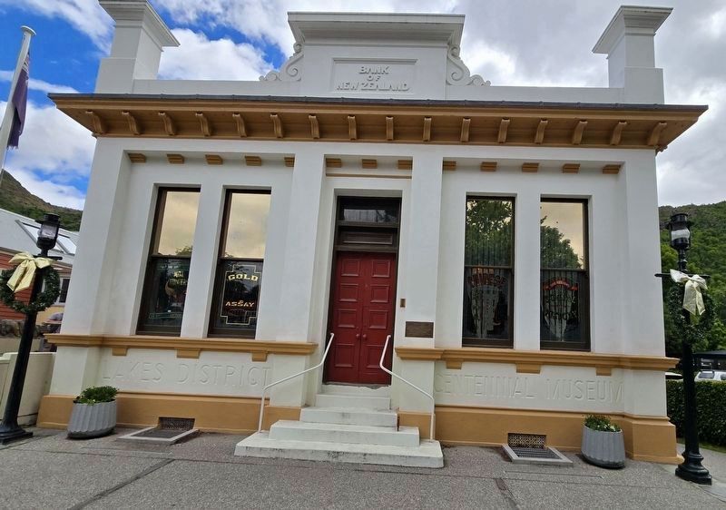 Bank Building image. Click for full size.