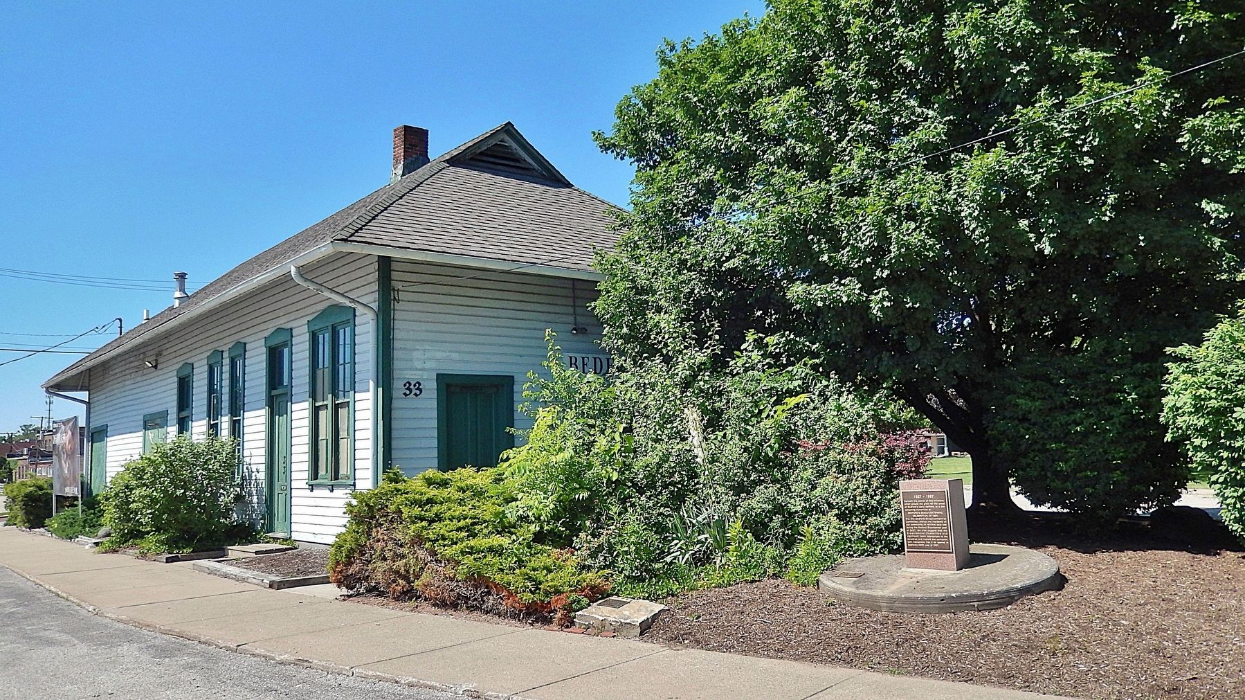 1837 � 1987 Marker [right] & Bedford Railroad Depot image. Click for full size.