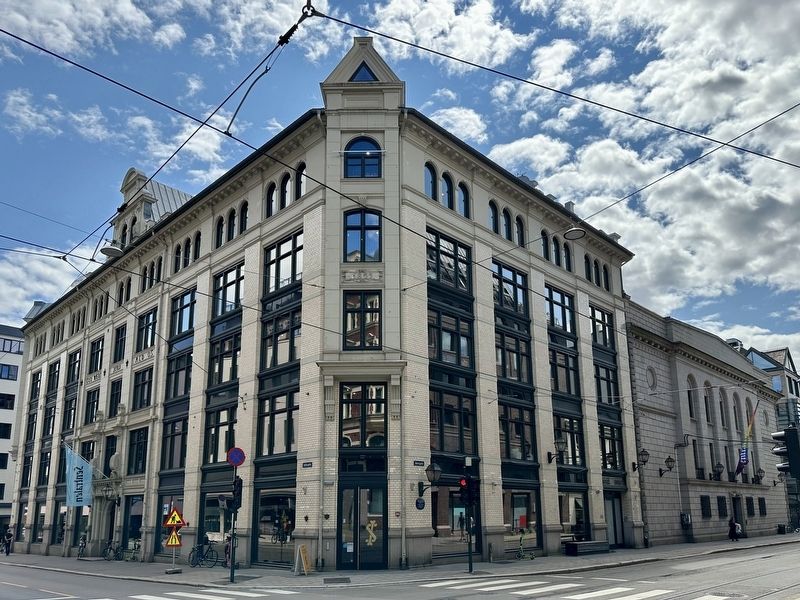 Christiania Sparebank / Christiania Savings Bank Marker - wide view image. Click for full size.