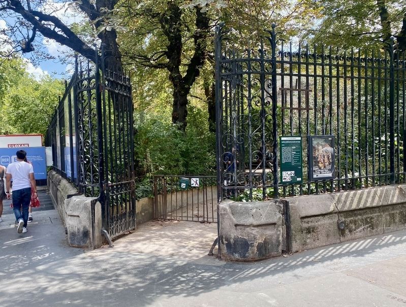 Medieval Garden of the Cluny Museum Marker - wide view image. Click for full size.