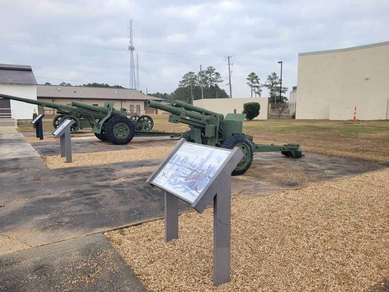 M2 (M101) Howitzer and Marker image. Click for full size.