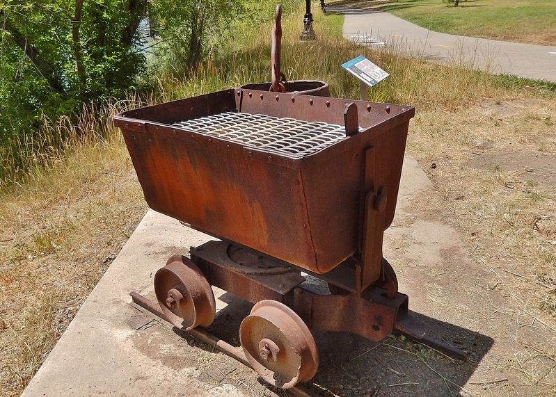 Swivel End-dump Car image. Click for full size.