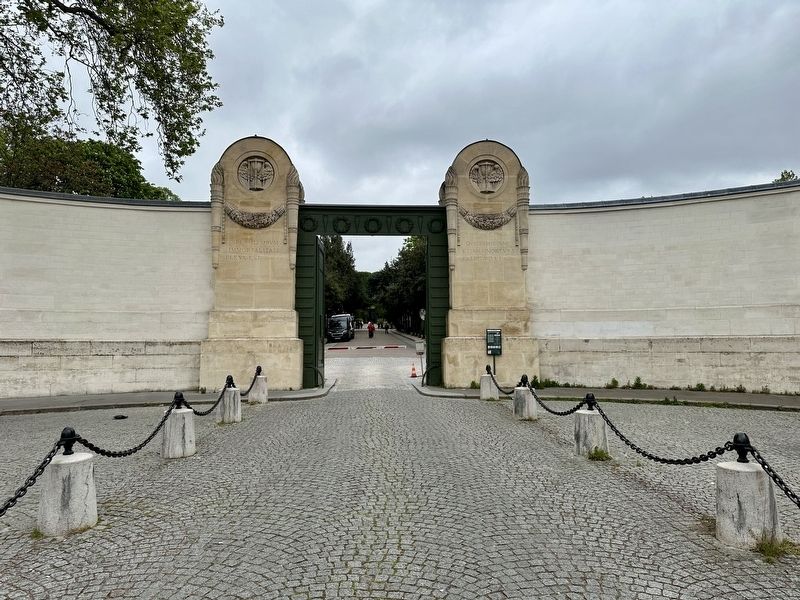 Cimeti�re du P�re-Lachaise / P�re-Lachaise Cemetery Marker - wide view image. Click for full size.