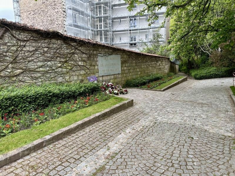Communards� Wall (mentioned on the marker) image. Click for full size.