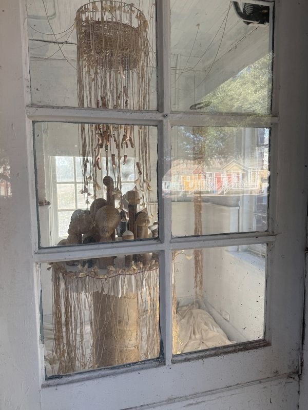 <i>Linthead</i> installation. Click for full size. <i>Linthead</i> installation image. Click for full size.