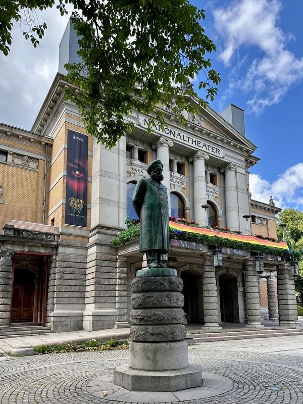 Henrik Ibsen statue image. Click for full size.
