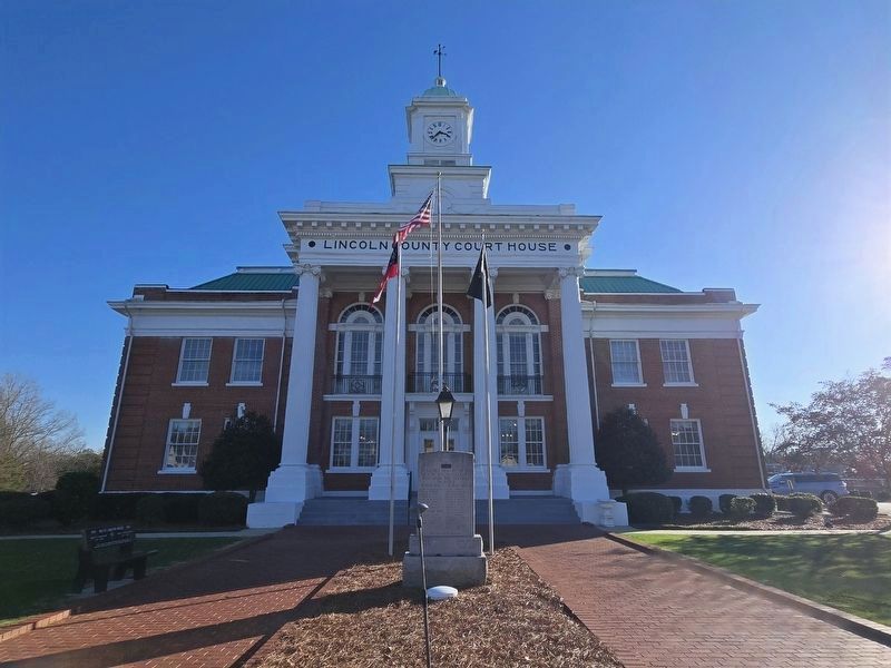 Lincoln County Veterans Monument at Lincoln County Court House image. Click for full size.