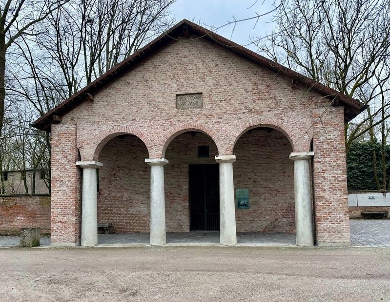 Die Aussegnungshalle / The Funeral Chapel and Marker - view from north. Click for full size. Die Aussegnungshalle / The Funeral Chapel and Marker - view from north image. Click for full size.