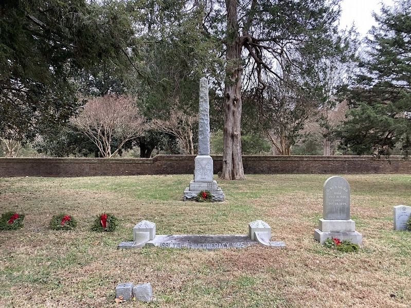 Confederate Dead Monument image. Click for full size.