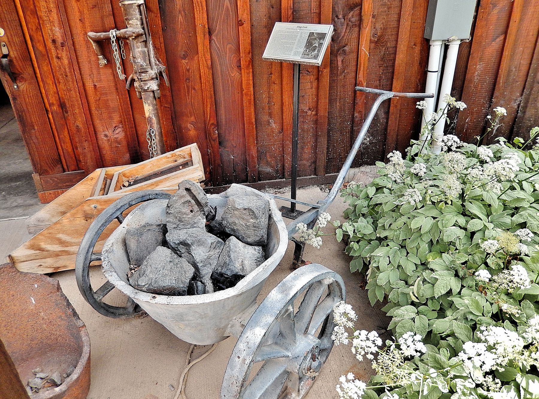 Slag Cart & Marker image. Click for full size.