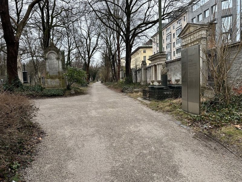 Alter Südlicher Friedhof / Old Southern Cemetery Marker - wide view, looking south. Click for full size. Alter Südlicher Friedhof / Old Southern Cemetery Marker - wide view, looking south image. Click for full size.