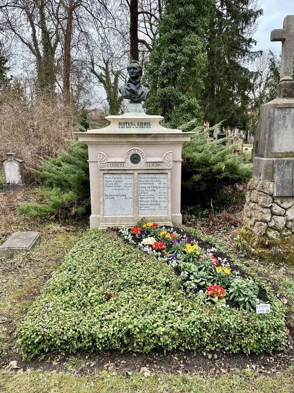Grave of Justus von Liebig (Gräberfeld 40). Click for more information. Grave of Justus von Liebig (Gräberfeld 40) image. Click for more information.