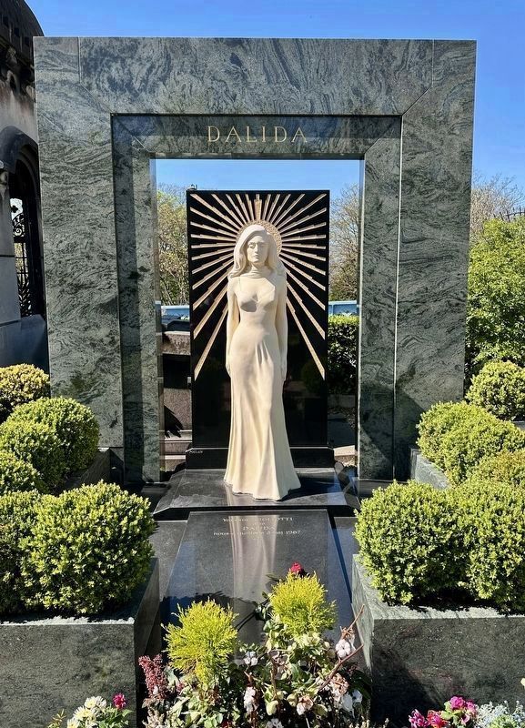 Grave of Dalida (Division 18) image. Click for more information.