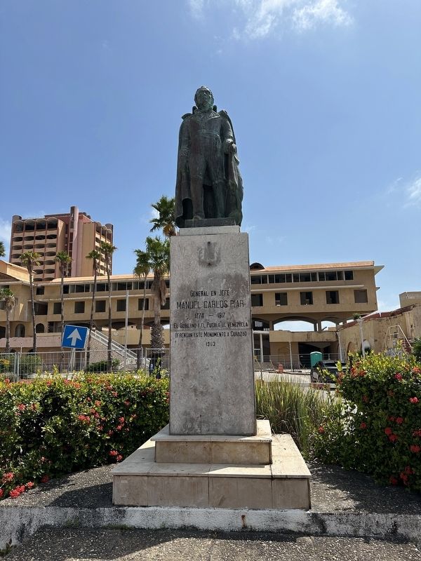 Manuel Carlos Piar Marker - wide view with statue image. Click for full size.