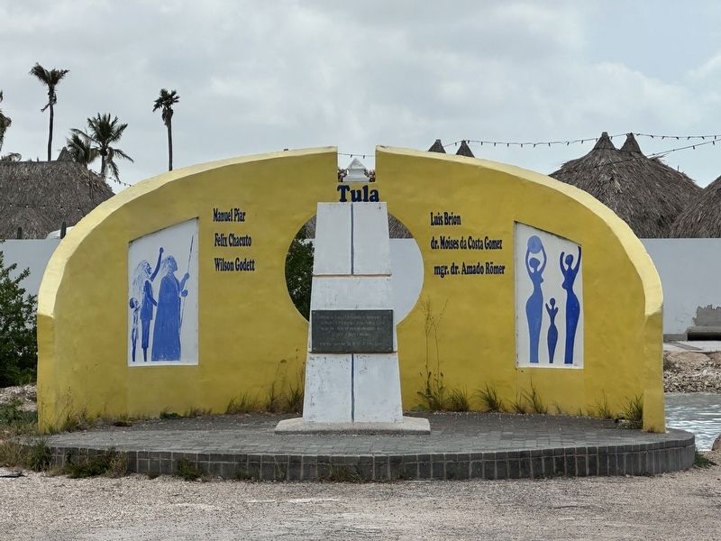 Freedom Monument - wide view image. Click for full size.