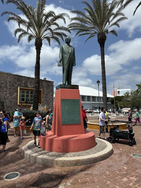 Dr. Efrain Jonckheer Marker - wide view with statue image. Click for full size.