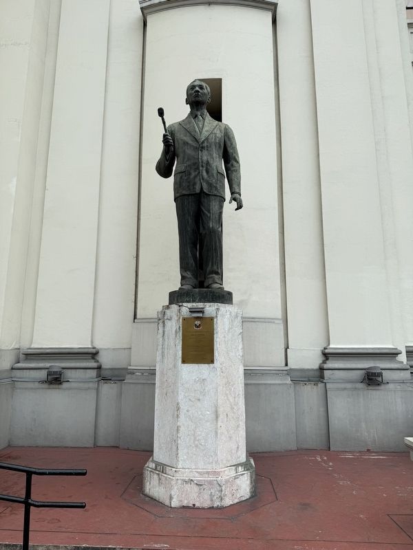 Sergio Osme�a monument image. Click for full size.