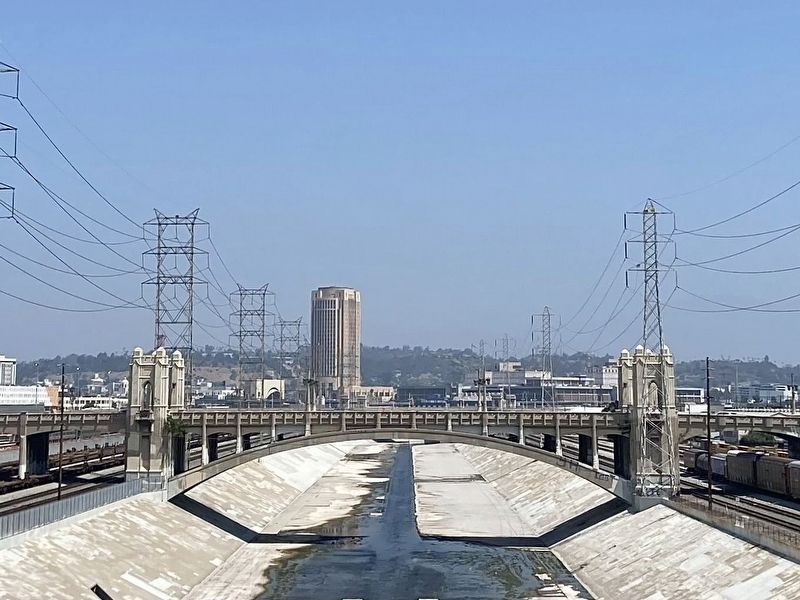 Fourth Street Bridge image. Click for full size.
