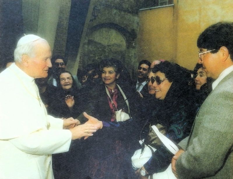Marker detail: Pope John Paul II speaks with San Luis townspeople, May 1991 image. Click for full size.