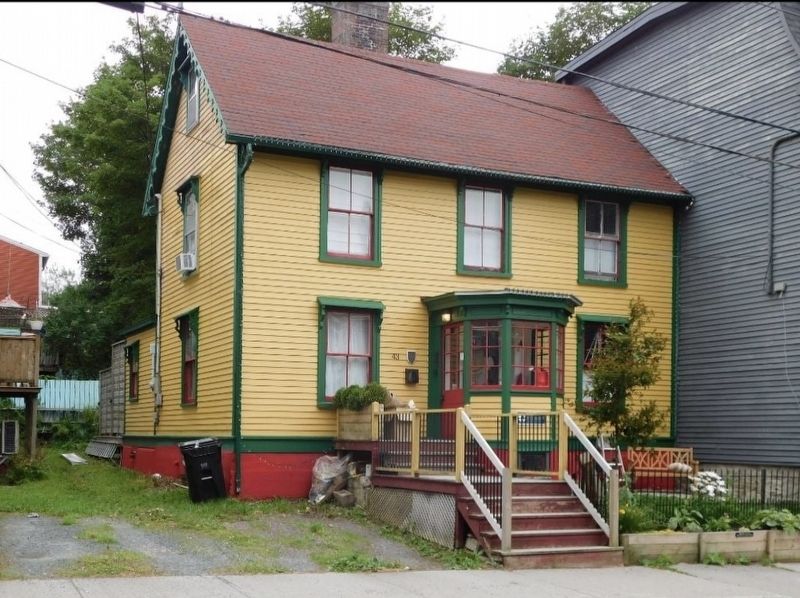 Harris Cottage & Marker. Click for full size. Harris Cottage & Marker image. Click for full size.