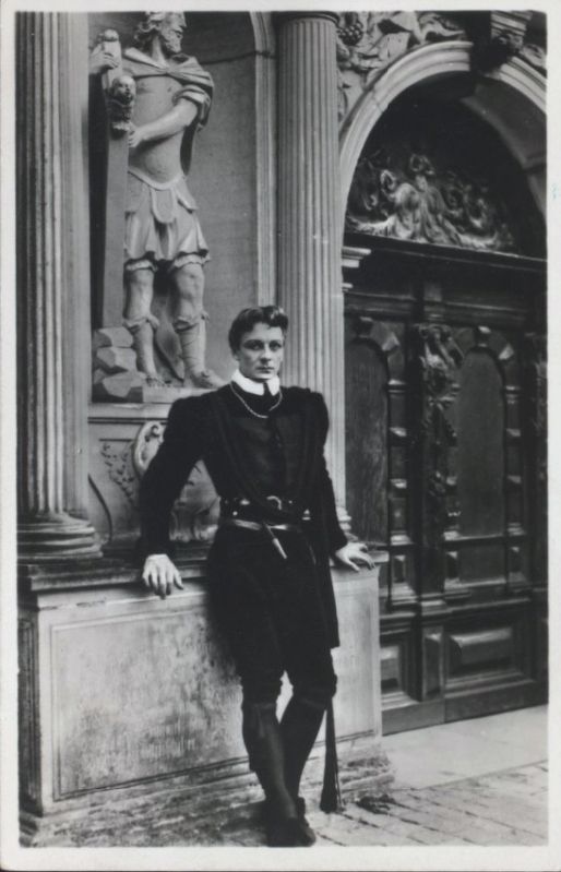 Sir John Gielgud as Hamlet. Click for full size. Sir John Gielgud as Hamlet image. Click for full size.