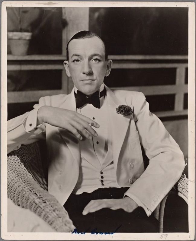 No๋l Coward. Click for full size. No๋l Coward image. Click for full size.