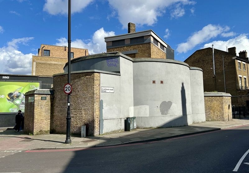 Clapham Common Deep Shelter and Marker image. Click for full size.