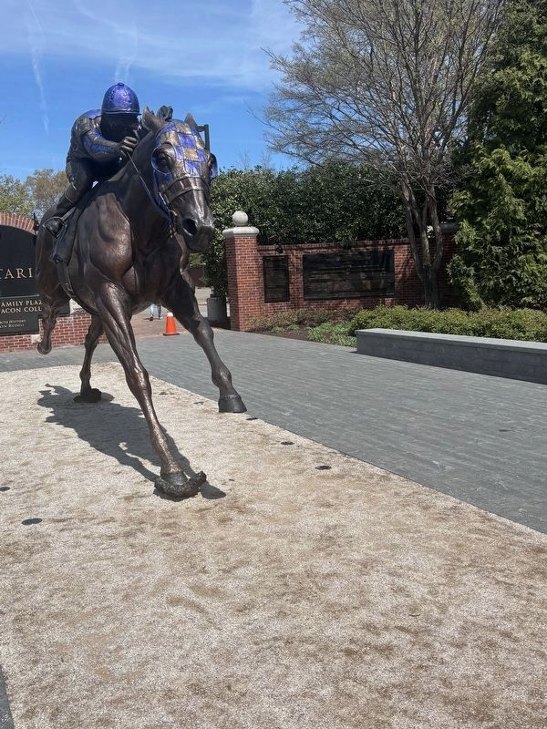 Statue of Secretariat with Marker behind statue. Click for full size. Statue of Secretariat with Marker behind statue image. Click for full size.