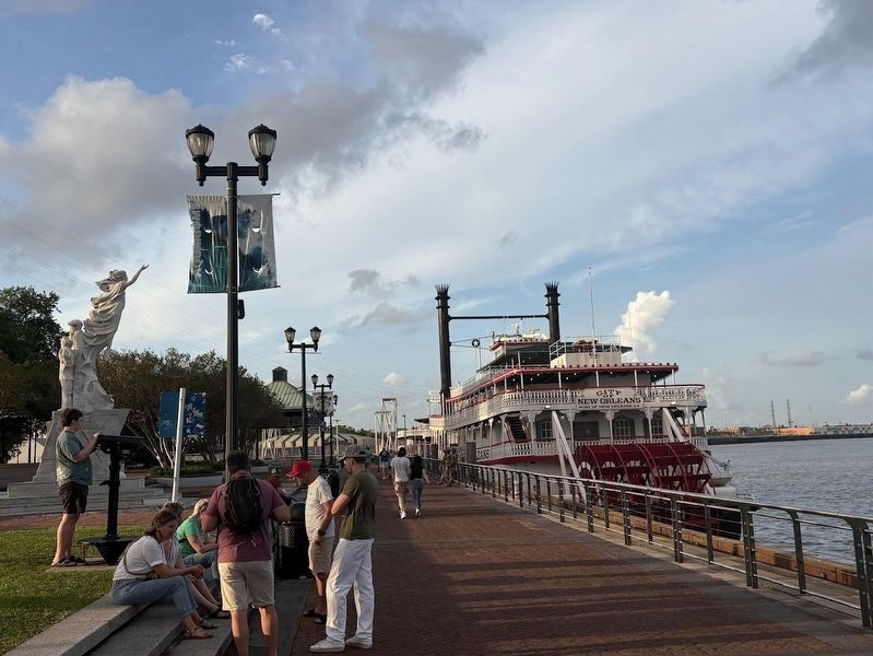 Monument to the Immigrant on the New Orleans Riverfront image. Click for full size.