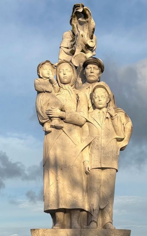 Monument to the Immigrant statue image. Click for full size.