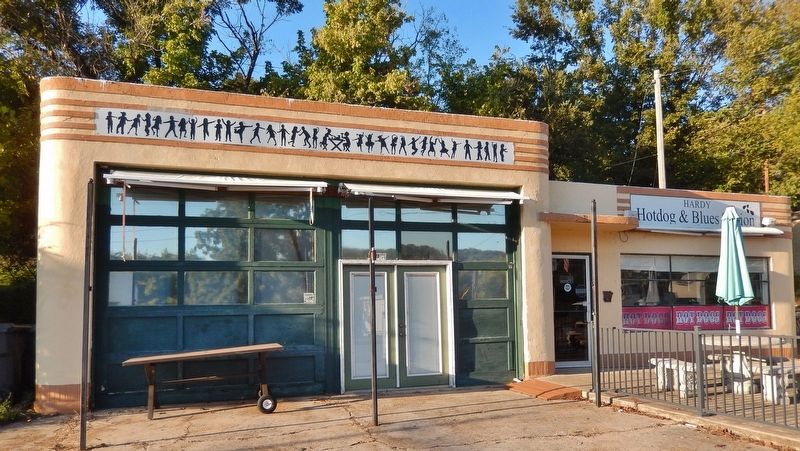 Art Moderne Service Station (<i>southwest elevation</i>). Click for full size. Art Moderne Service Station (<i>southwest elevation</i>) image. Click for full size.