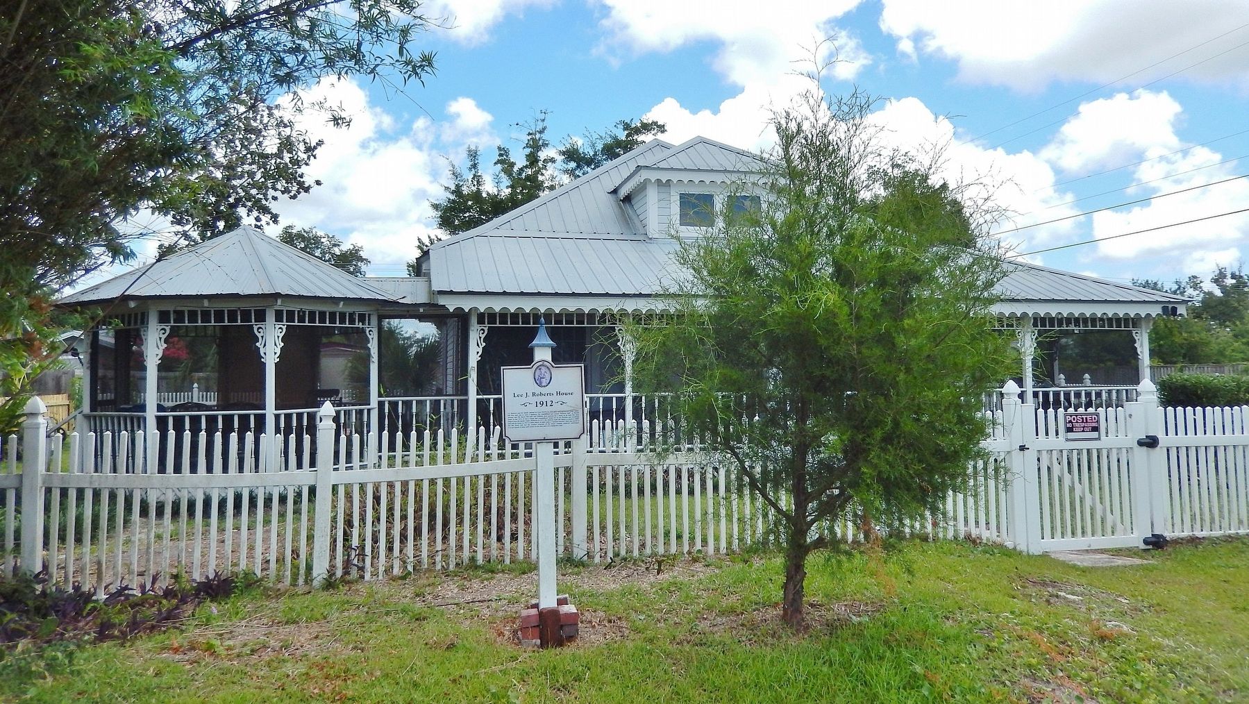 Lee J. Roberts House & Marker. Click for full size. Lee J. Roberts House & Marker image. Click for full size.