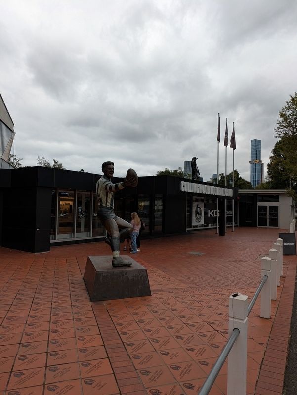 Bob Rose Statue above the Marker image. Click for full size.