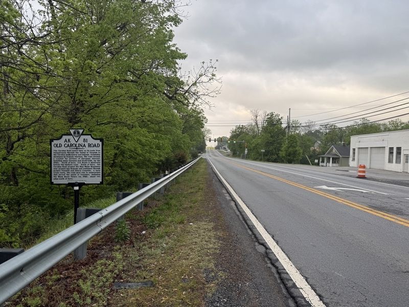 Old Carolina Road Marker image. Click for full size.