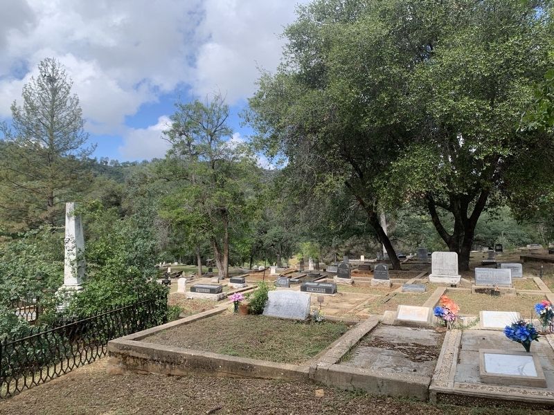 Mariposa Cemetery. Click for full size. Mariposa Cemetery image. Click for full size.