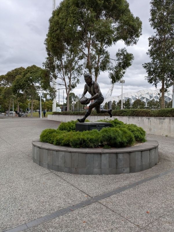 Lou Richards Statue image. Click for full size.