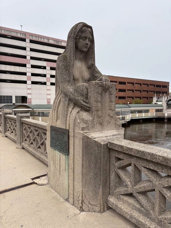 Memorial Bridge marker and sculpture image. Click for full size.