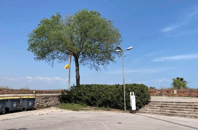 La bandera i el Castell / The flag and the castle Marker - wide view. Click for full size. La bandera i el Castell / The flag and the castle Marker - wide view image. Click for full size.