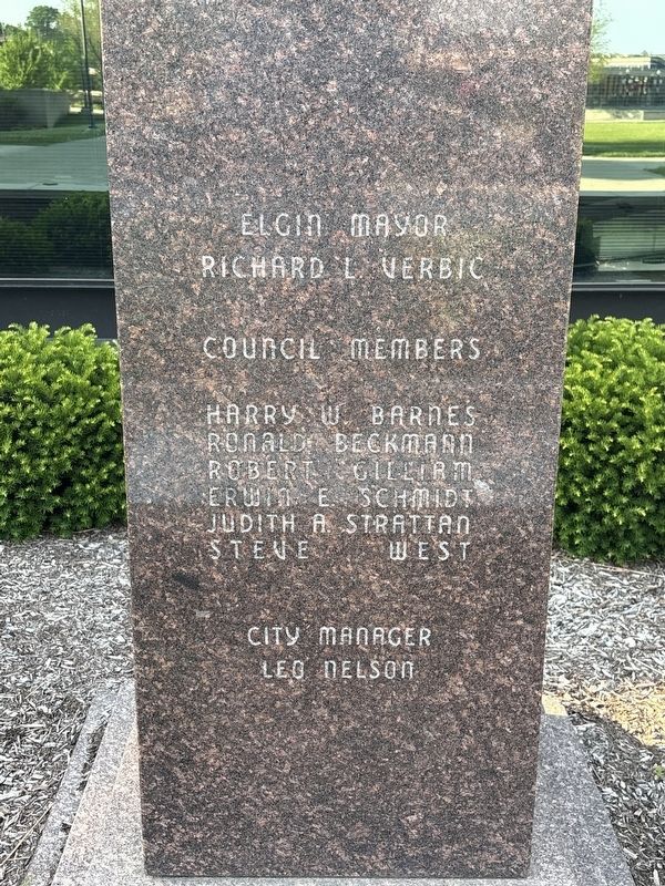 City officials when this bust was erected image. Click for full size.