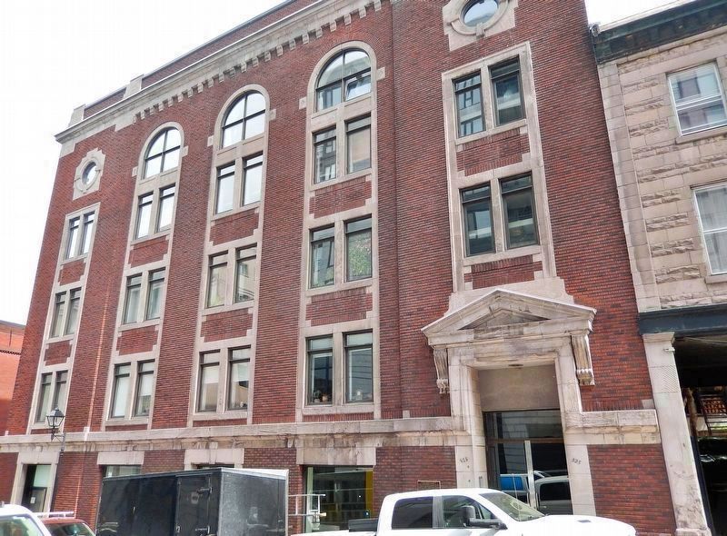 Immeuble de l'association des d�bardeurs / Building of the Longshoremen Association image. Click for full size.
