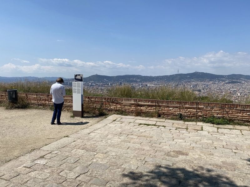 El baluard de Santa Am�lia / The Santa Am�lia Bastion Marker - wide view image. Click for full size.