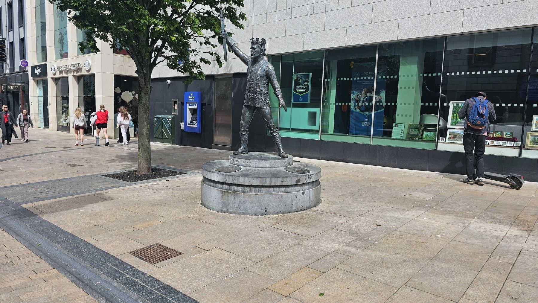 Richard Harris Statue. Click for full size. Richard Harris Statue image. Click for full size.