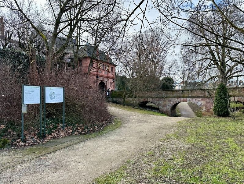 Parkanlage im Schlossgraben / The Park in the Castle Moat Marker - wide view image. Click for full size.