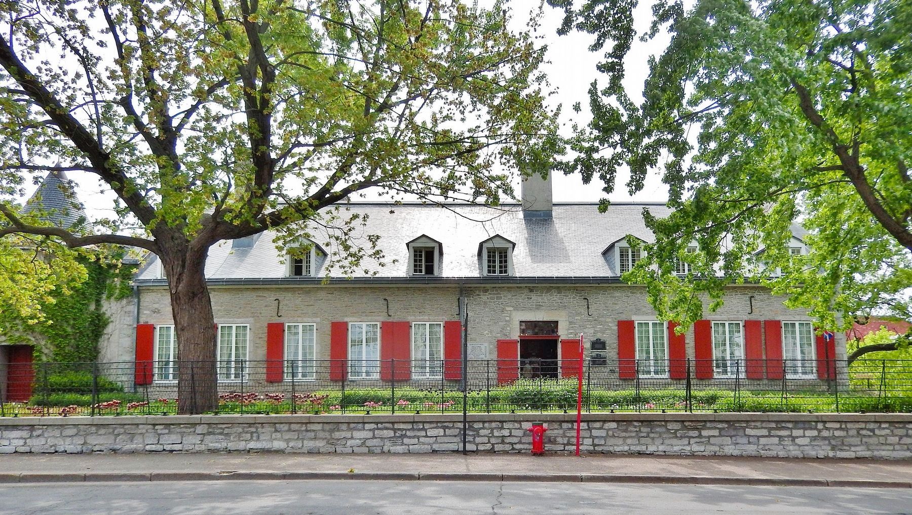 Ch�teau de Ramezay (<i>west/front elevation</i>) image. Click for full size.