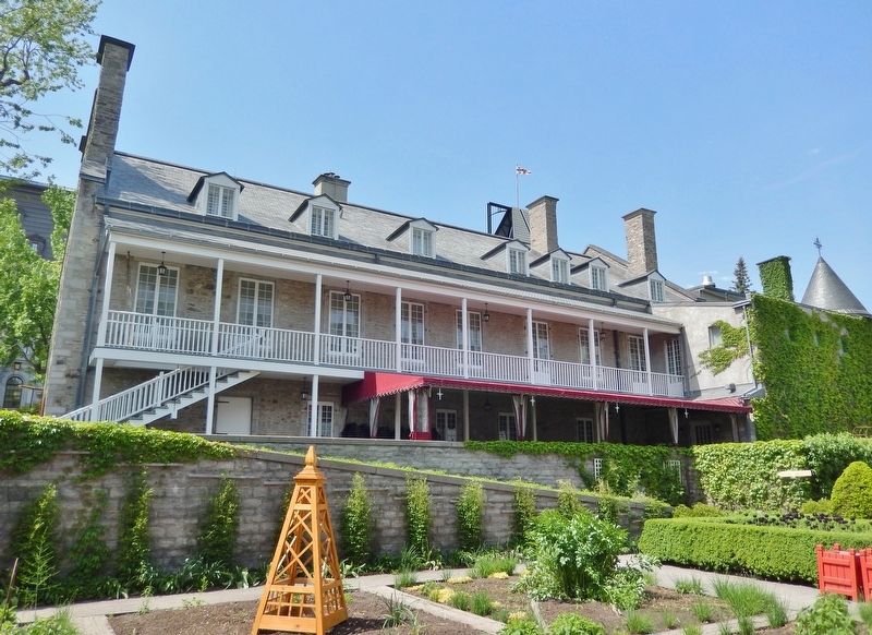 Governor�s Garden and Ch�teau de Ramezay image. Click for full size.
