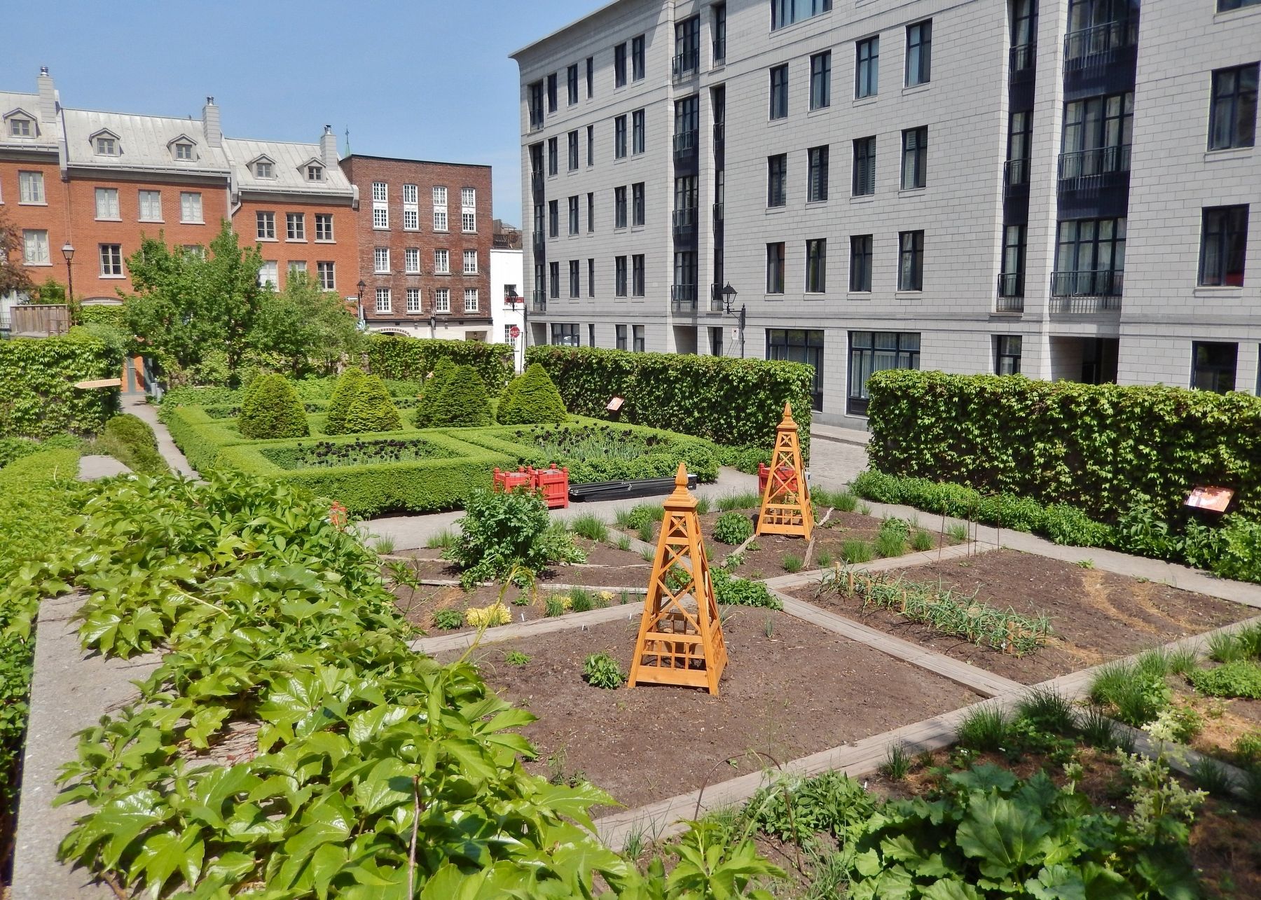 Governor�s Garden behind Ch�teau de Ramezay image. Click for full size.