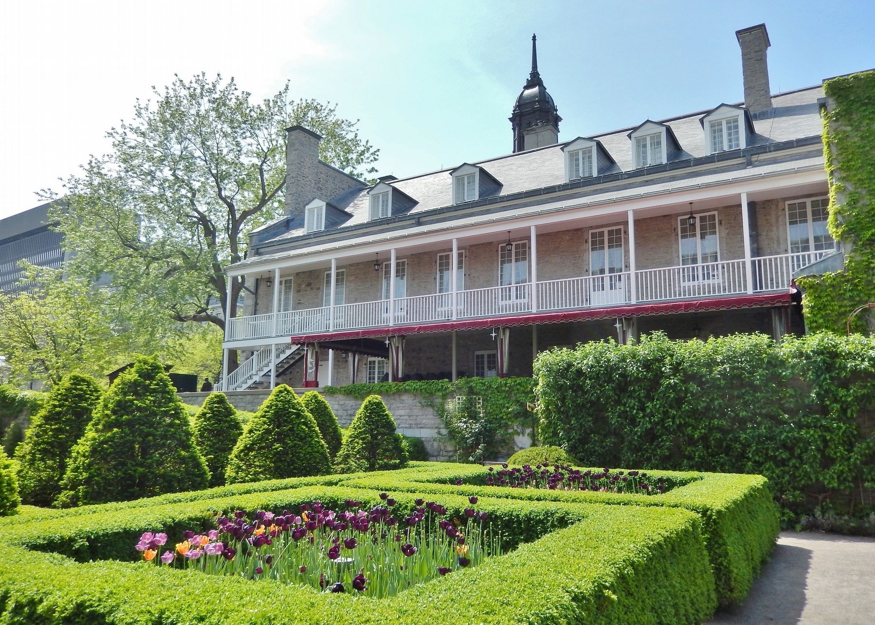 Governor�s Garden and Ch�teau de Ramezay image. Click for full size.