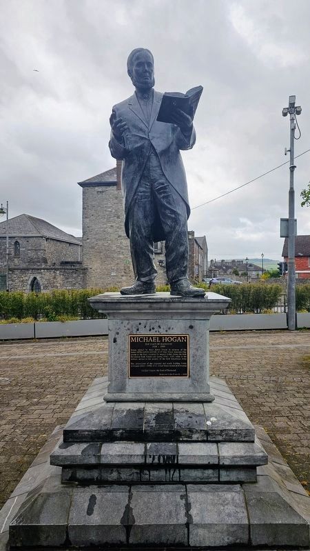 Michael Hogan Statue image. Click for full size.