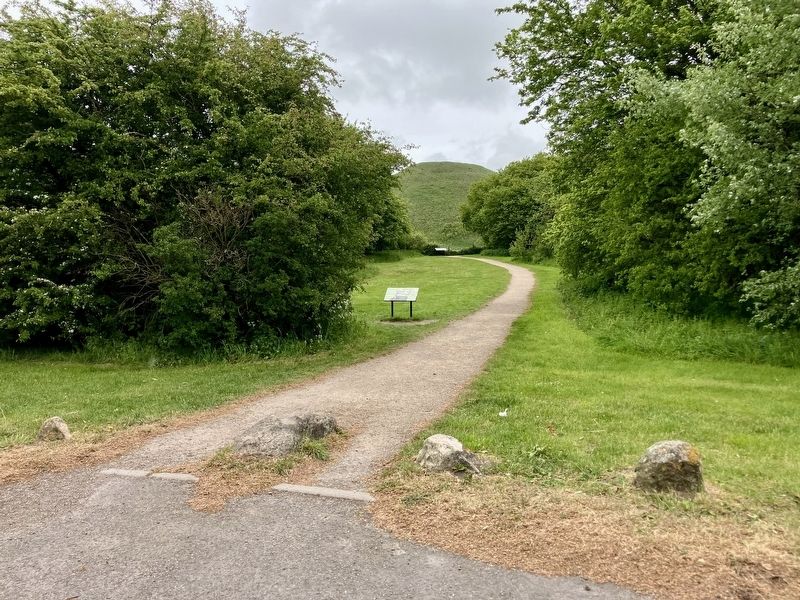 Silbury Hill marker in distance. Click for full size. Silbury Hill marker in distance image. Click for full size.