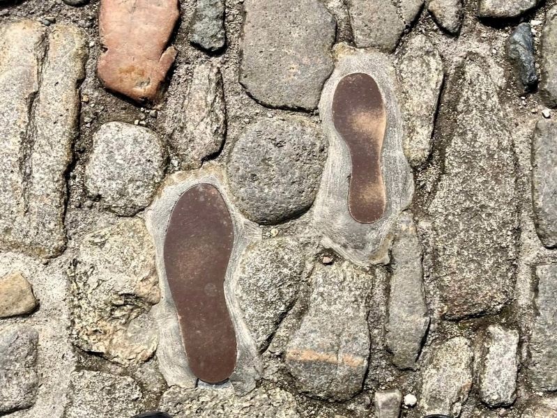 cast footprints themselves shown immediately north of the Footprints of HM the Queen marker image. Click for full size.